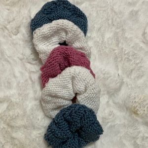 5 crochet scrunchie 2 blue 2 white 1 pink